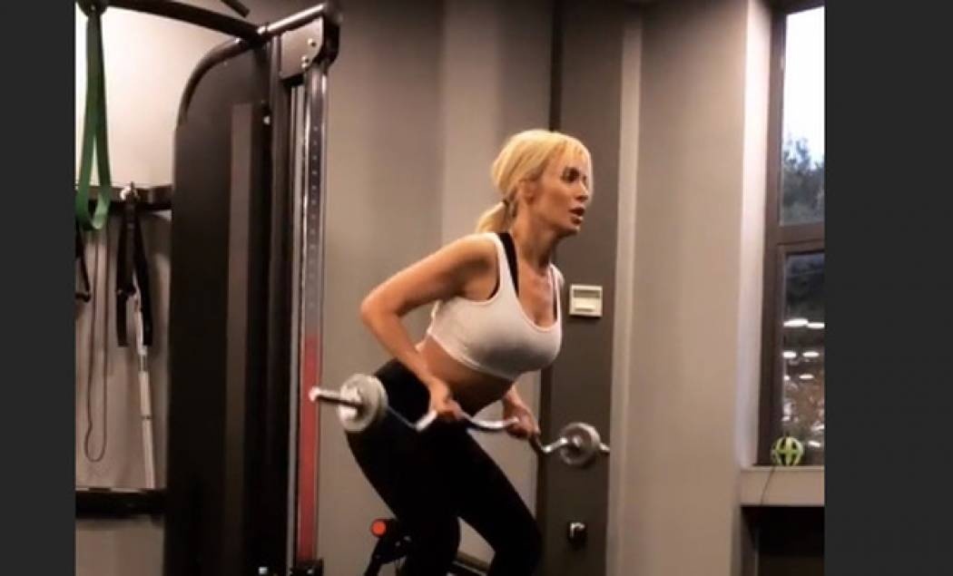 Η Κατερίνα Καινούργιου χτίζει κορμί για το καλοκαίρι