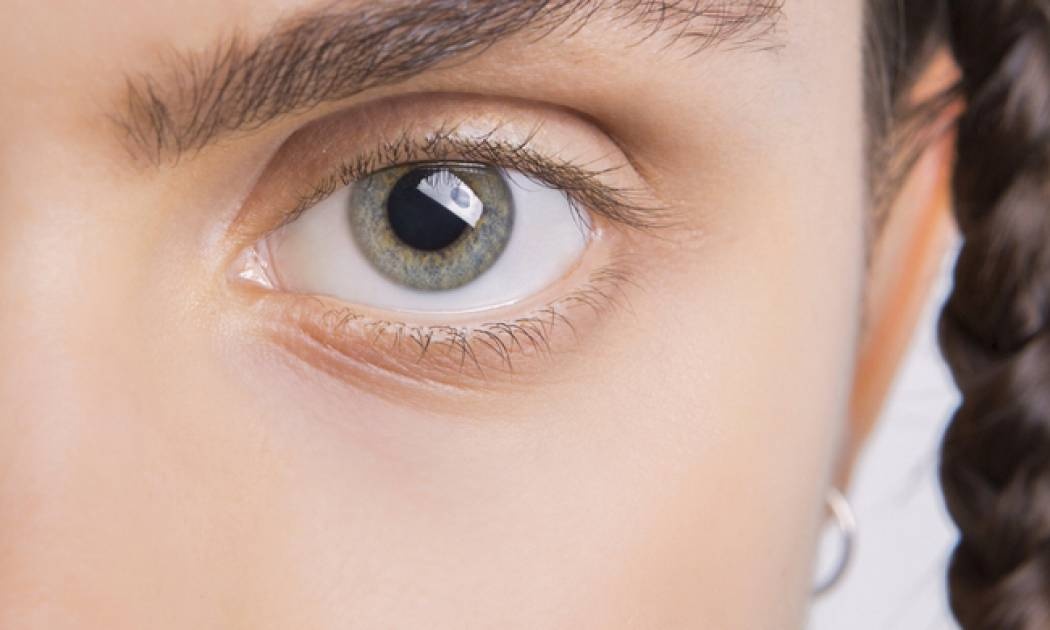 Μάθαμε το πιο τέλειο μυστικό για να καλύπτεις τους μαύρους κύκλους κάτω από τα μάτια