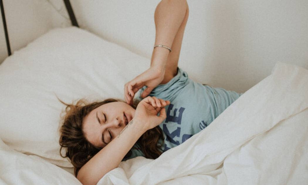 Ρωτήσαμε και μάθαμε: Τι πραγματικά συμβαίνει όταν πέφτεις για ύπνο λουσμένη;