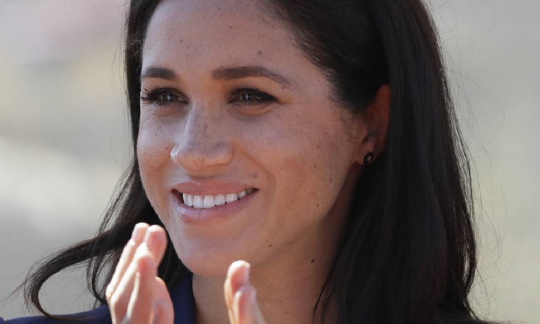 Το καυτό μίνι της Meghan Markle στον 8ο μήνα έγινε viral και έκανε το Internet να αναρωτιέται
