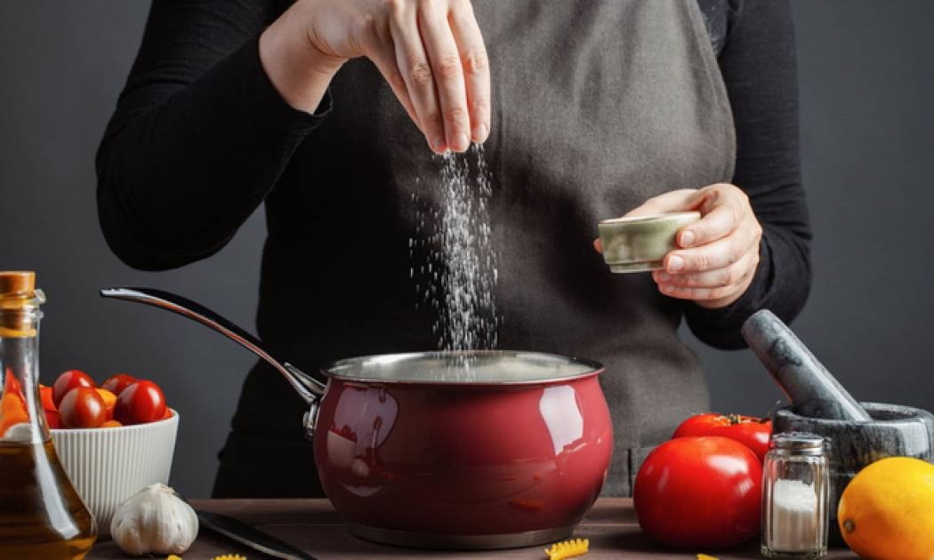 10 απλά βήματα για μειώσετε το αλάτι χωρίς «εκπτώσεις» στη γεύση