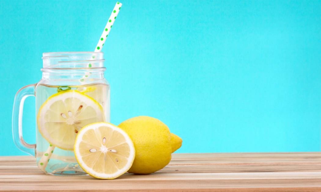 Νερό με λεμόνι: Τα σημαντικά οφέλη για την υγεία εκτός από τη συμβολή του στο αδυνάτισμα (pics)
