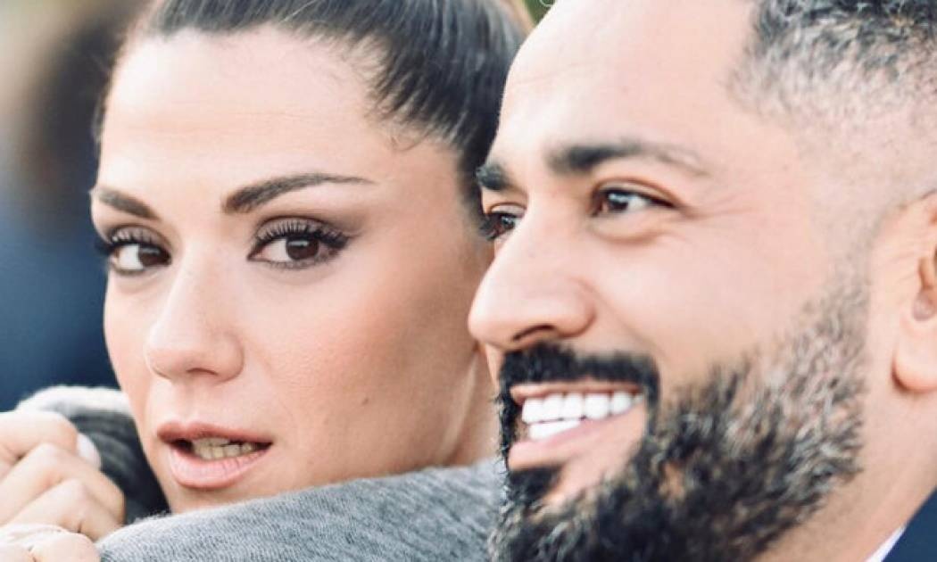 Έχεις δει την κούκλα αδερφή του συντρόφου της Βάσως Λασκαράκη;