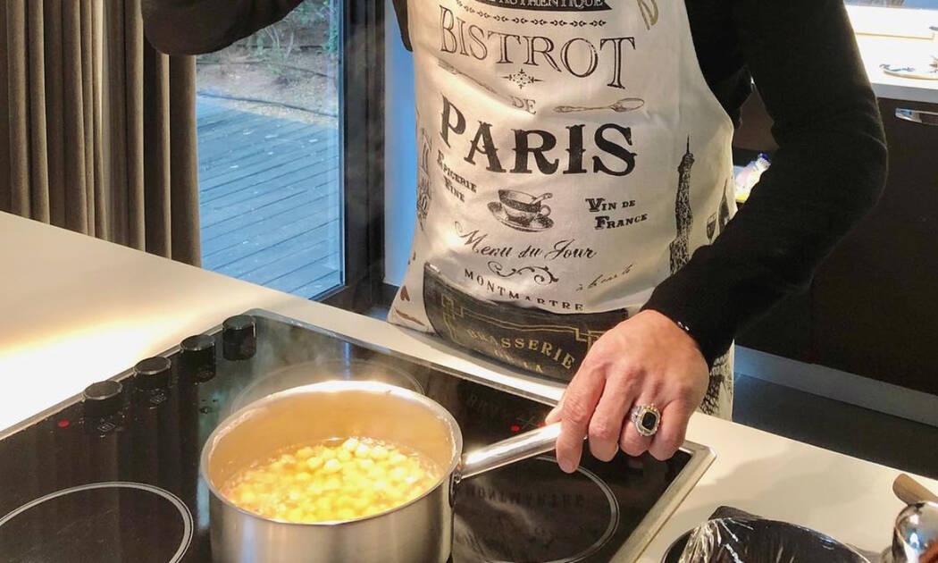 Έλληνας τραγουδιστής μας δείχνει την κουζίνα του (pics)