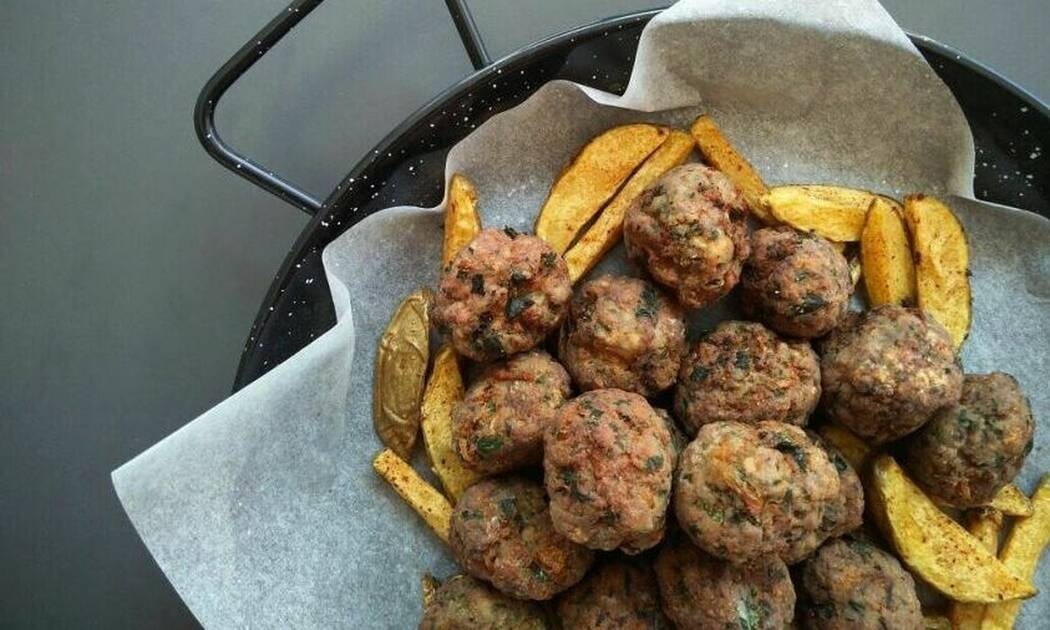 Κεφτεδάκια με τηγανητές πατάτες