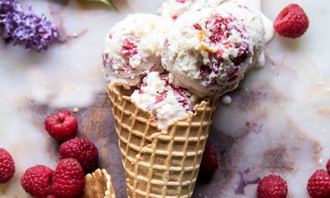 Παγωτό με ricotta και βατόμουρο