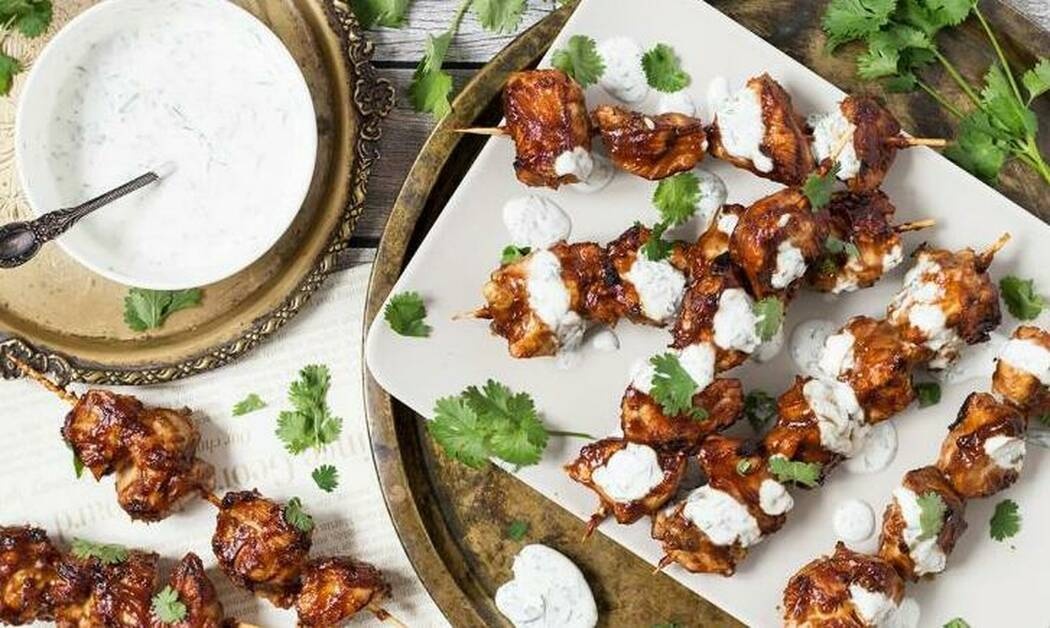Κοτόπουλο σουβλάκι γλασαρισμένο με φυστικοβούτυρο