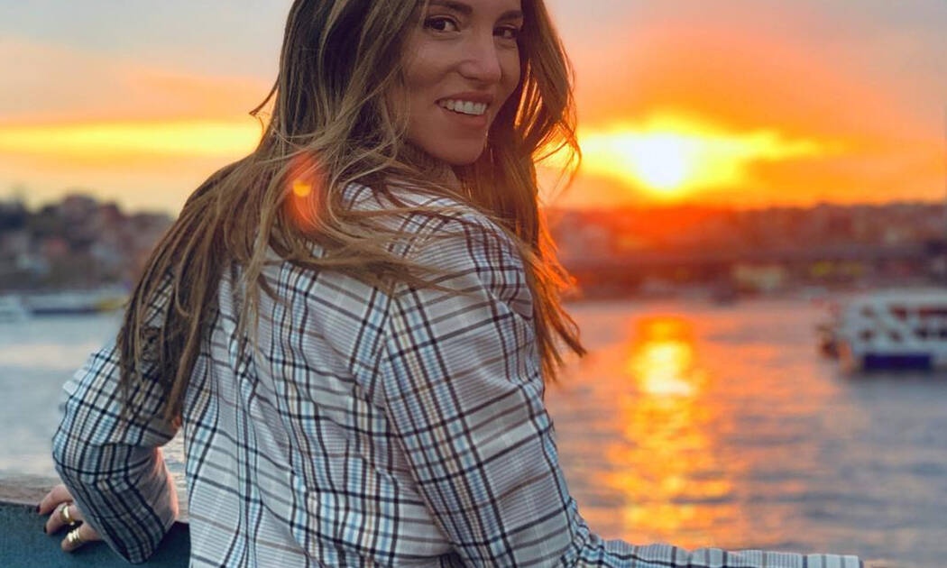 To κορμί: Η Αθηνά Οικονομάκου ποζάρει με καυτό σορτς και τρελαίνει το Instagram