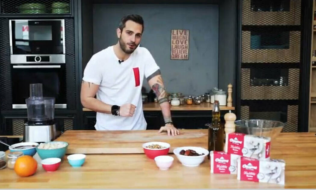 Video: Ο Γιώργος Τσούλης μαγειρεύει Vegan Cheese Cake με χαλβά Όλυμπος!