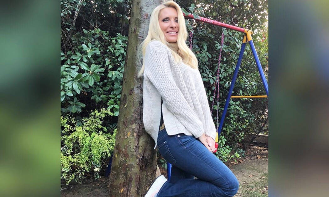 Ελένη Μενεγάκη: Μας δείχνει την αυλή του σπιτιού της (pics+vid)