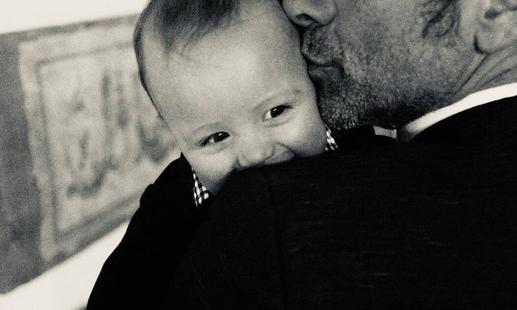 Δείτε πώς ντύθηκε διάσημος ηθοποιός για να γιορτάσει τα πρώτα γενέθλια του γιου του (pics)