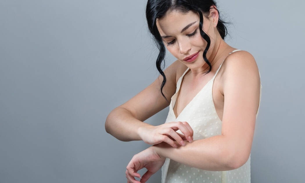 Φαγούρα στο δέρμα: Για ποια σοβαρή χρόνια πάθηση προειδοποιεί