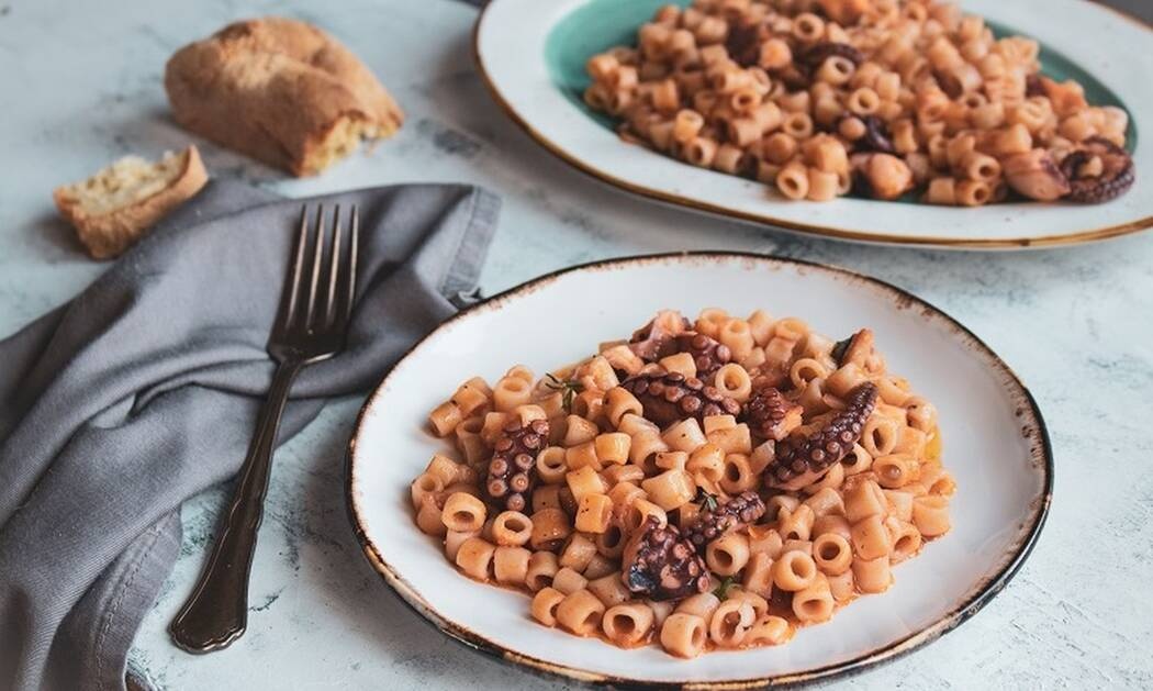 Χταπόδι με κοφτό μακαρονάκι