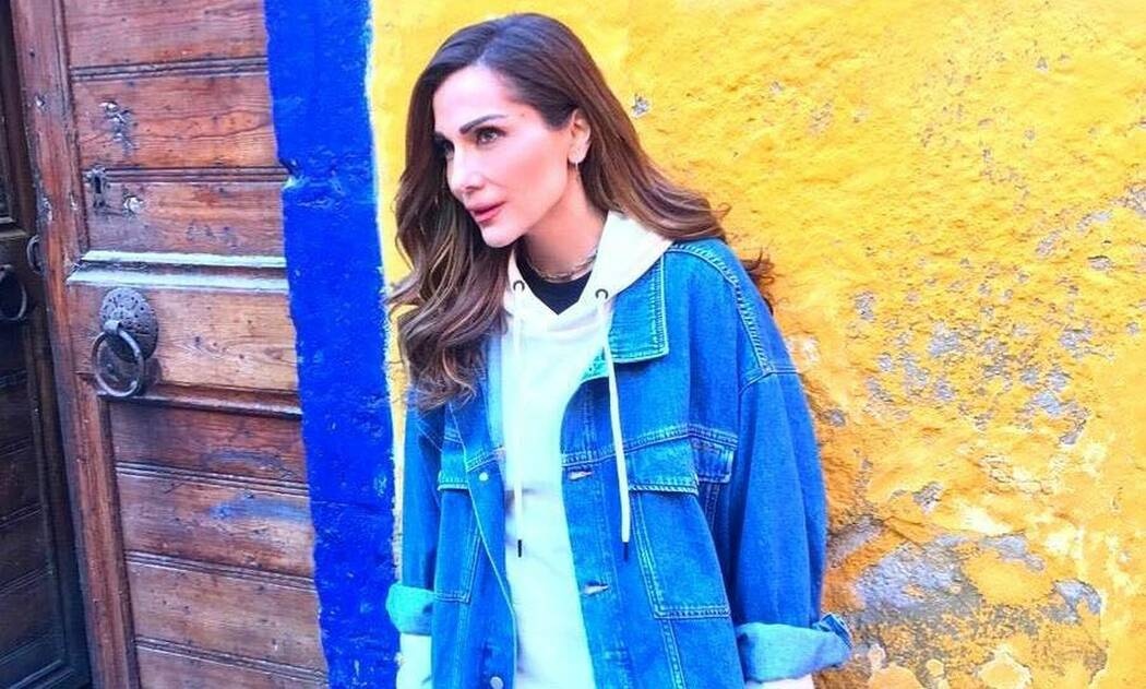 Δέσποινα Βανδή: Όπως δεν την έχουμε ξαναδεί! Τι κάνει στην Σαντορίνη; 