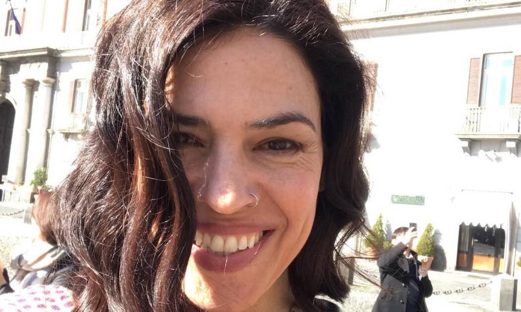 Ναταλία Δραγούμη: Στην κουζίνα της ετοιμάζει αυγά και κουλουράκια για το Πάσχα  (pics)