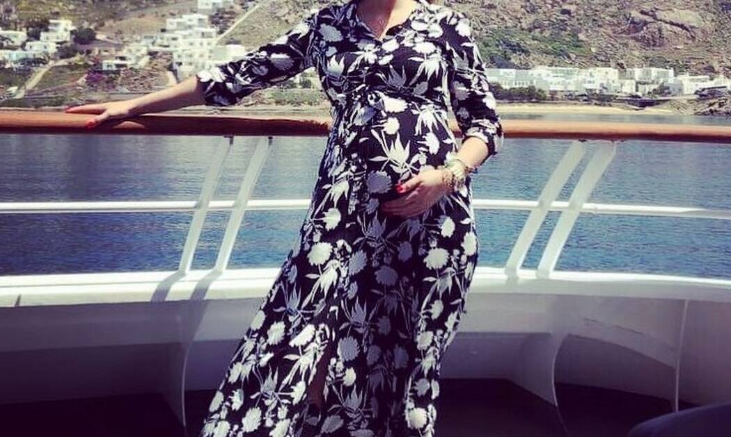 Από τη Μύκονο στην Τήνο η όμορφη εγκυμονούσα (Photos)