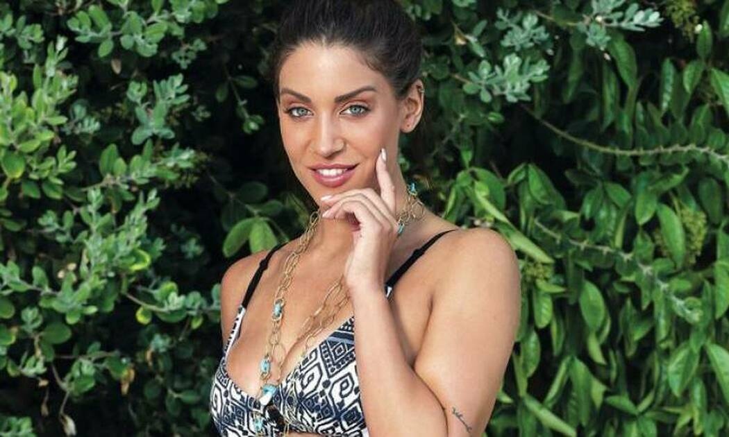 Φελίσια Λαπάτη: Πήγε στην παραλία και μας δείχνει τη φουσκωμένη της κοιλίτσα (photos)