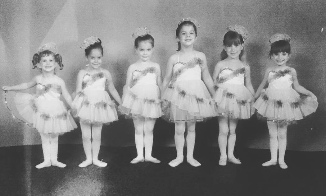 Αναγνωρίζετε την διάσημη ηθοποιό ανάμεσα στα κοριτσάκια της φωτογραφίας; (pics)