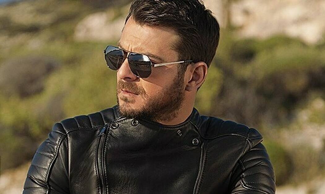 Κορίτσια, ο Ντάνος έφερε το καλοκαίρι! Ξυπόλυτος με six pack και λάγνο βλέμμα!