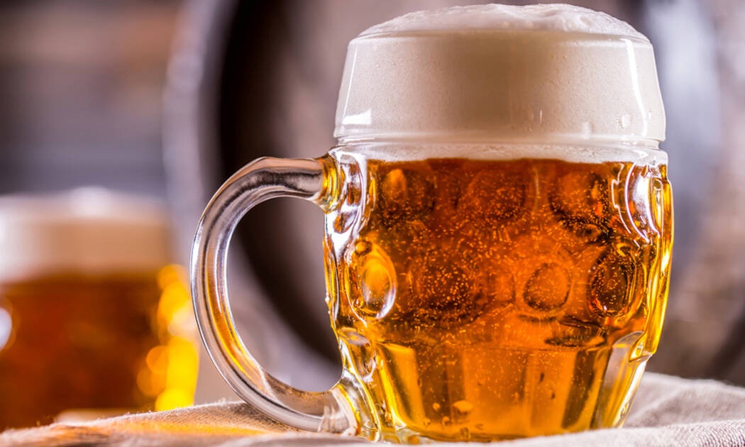 Μπύρα: 10 εκπληκτικές χρήσεις που θα σας «λύσουν» τα χέρια (video)