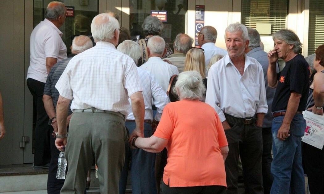 13η σύνταξη: Πότε μπαίνουν τα χρήματα στους λογαριασμούς - Αναλυτικά τα ποσά