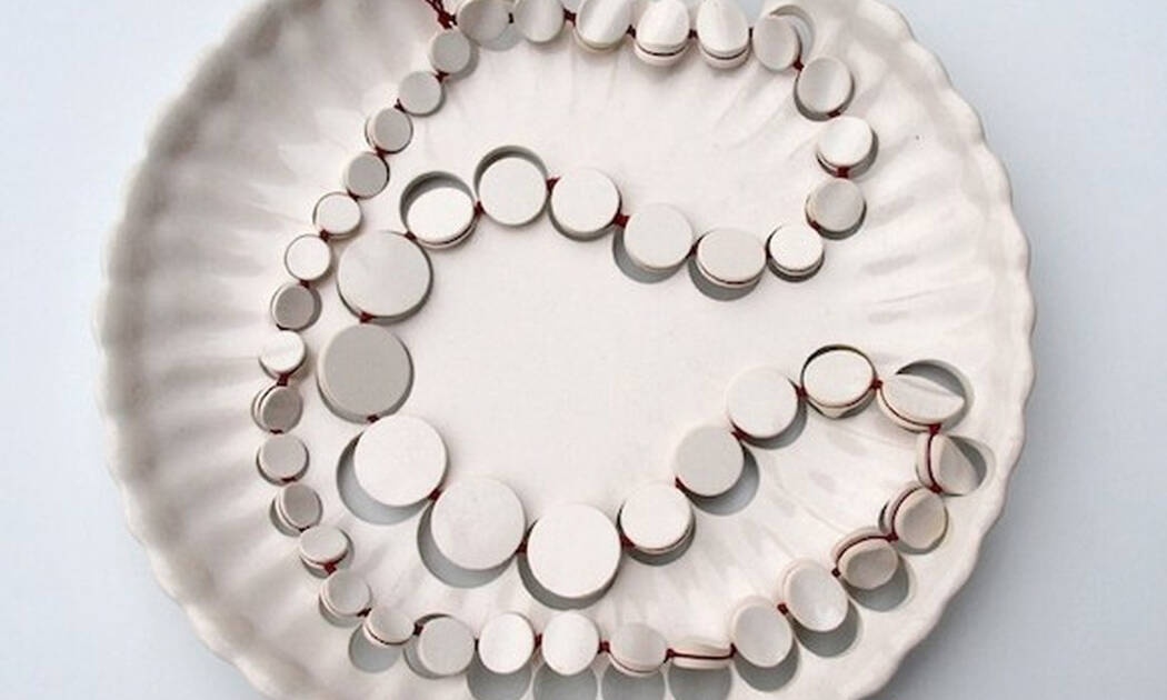 Δες τα πιο εντυπωσιακά κοσμήματα από κεραμικά πιάτα