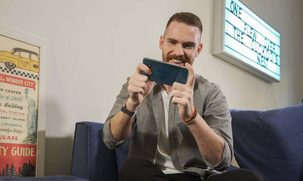 Gaming σε cinematic infinity οθόνη για απέραντη εμπειρία