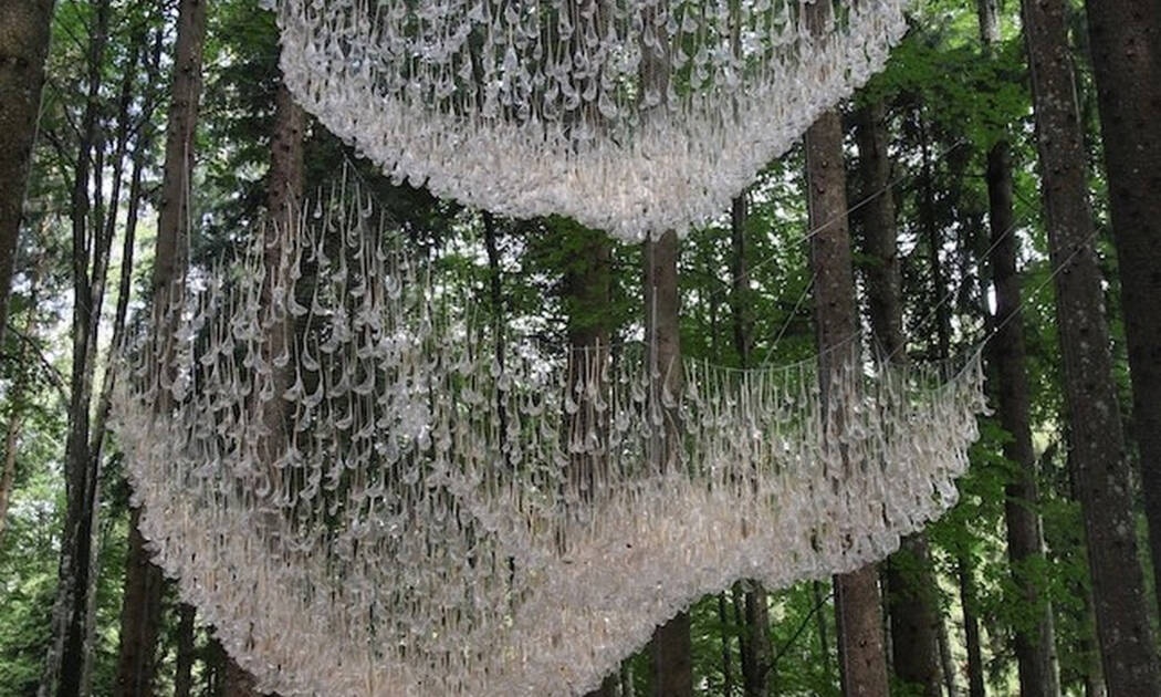 O εντυπωσιακός πολυέλαιος που συλλέγει το νερό της βροχής