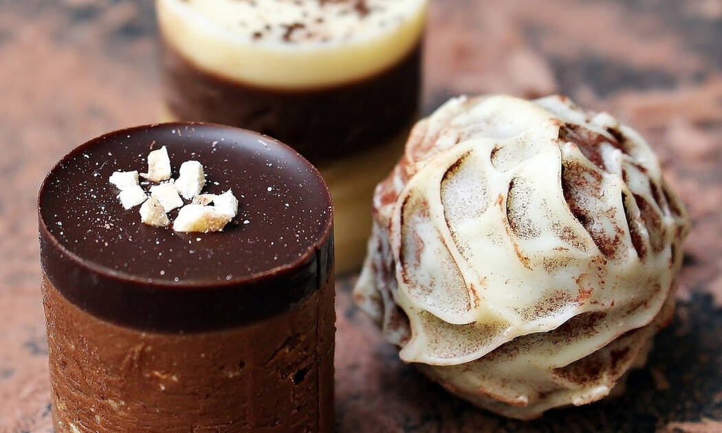 Φτιάξε υπέροχα γλυκά ποτηράκια όλο σοκολάτα γεμισμένα με κέικ