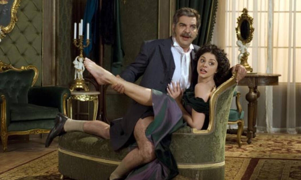 O επικός ρόλος του Κώστα Ευρυπιώτη στο «Αυστηρώς Κατάλληλο»!  (pics+vid)