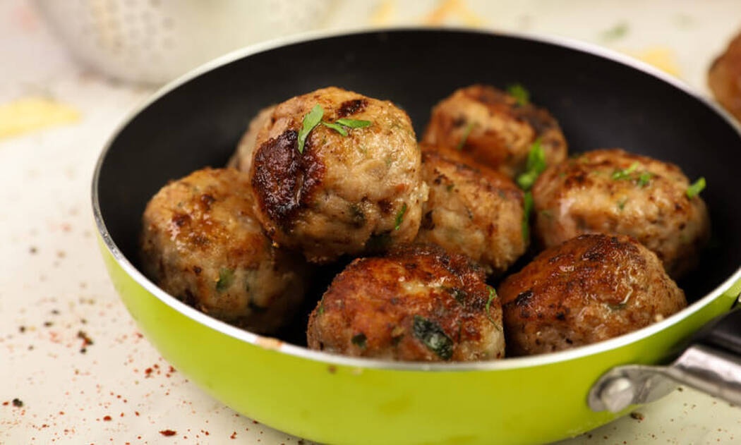 Ο Γιώργος Τσούλης προτείνει κεφτεδάκια με τηγανητές πατάτες