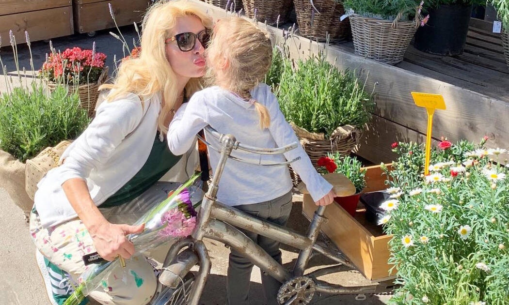 Έτσι πηγαίνει η Ελένη στο περίπτερο της γειτονιάς της (pics)