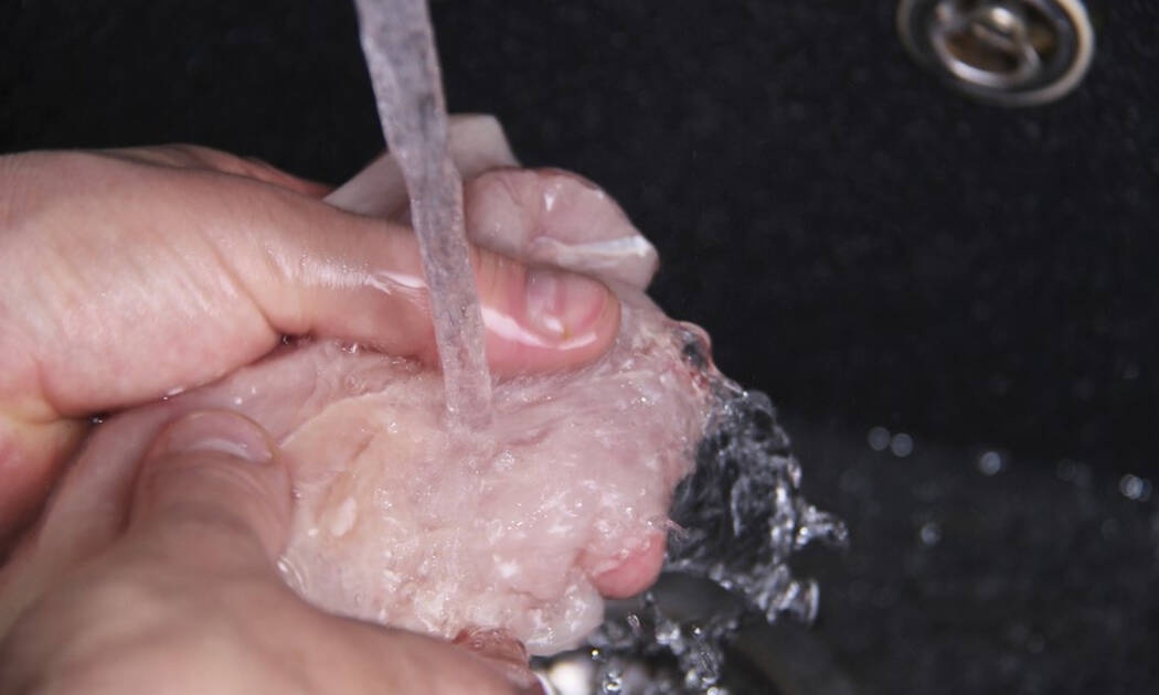 Κοτόπουλο: Γιατί δεν πρέπει να το πλένετε προτού το μαγειρέψετε