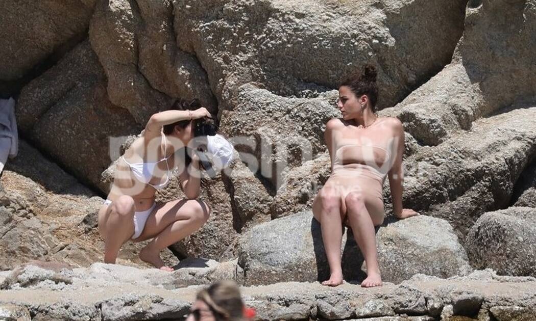 Aurora Ramazzotti: Η κόρη του Ramazzotti στα βράχια της Μυκόνου (photos)