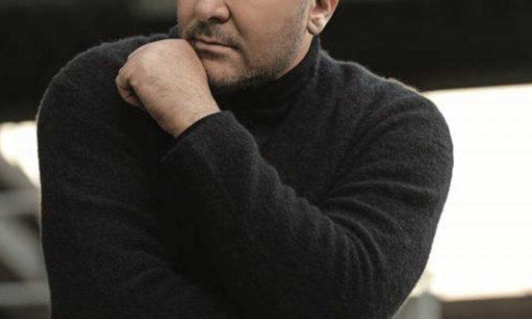 Ο διάσημος Έλληνας τραγουδιστής γίνεται σήμερα 49 ετών! (pics+vid)