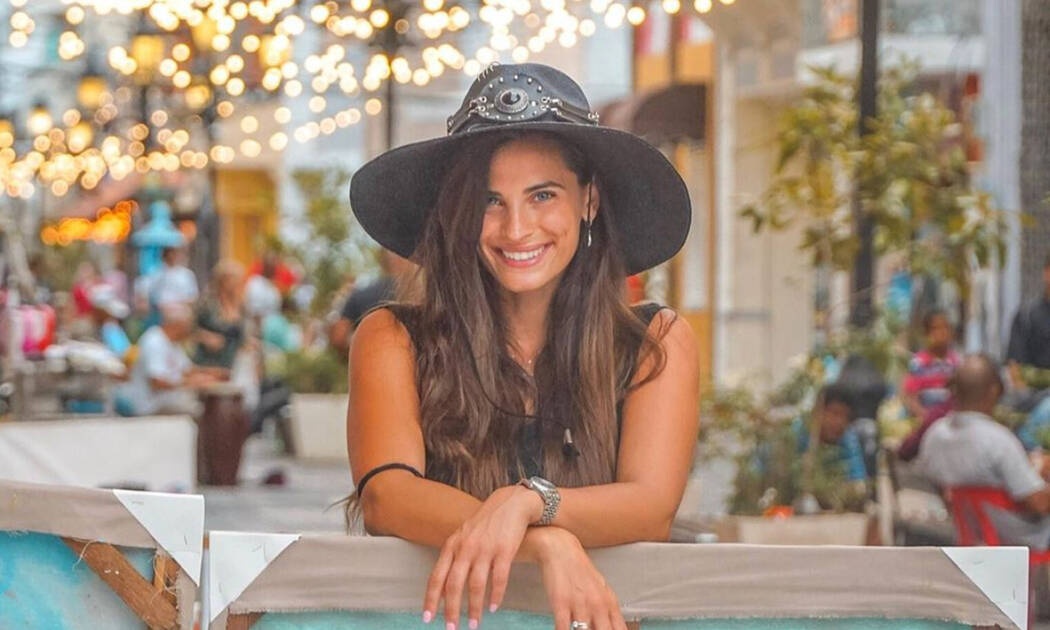 Η Χριστίνα Μπόμπα αγνώριστη σε πάρτι στη Μύκονο