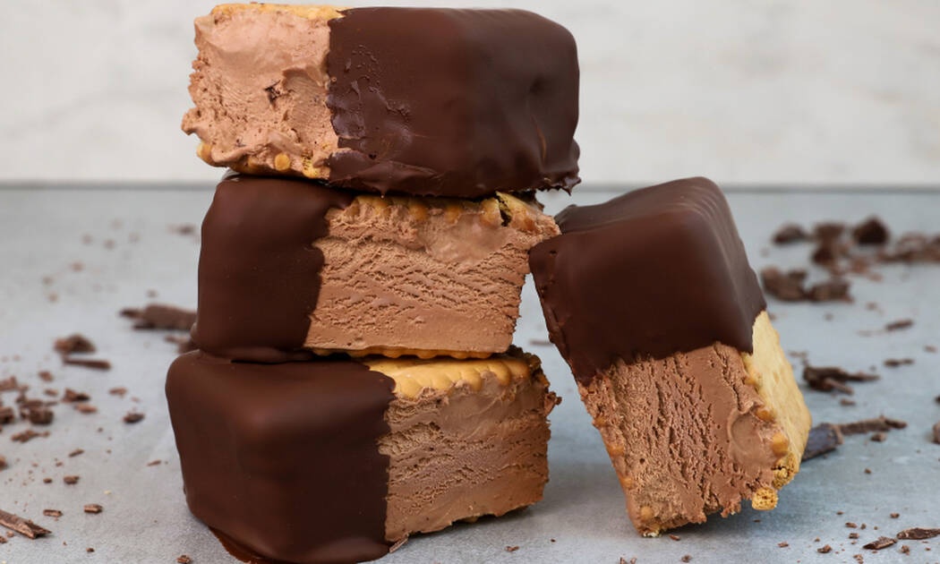 Παγωτό sandwich με σοκολάτα κουβερτούρα από τον Γιώργο Τσούλη