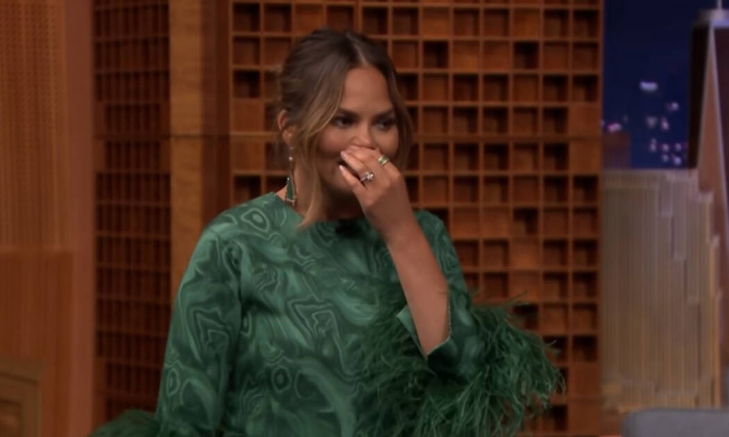 Δεν φαντάζεστε τι έπιασε στα χέρια της η Chrissy Teigen χωρίς να το βλέπει και τσίριξε (vid)