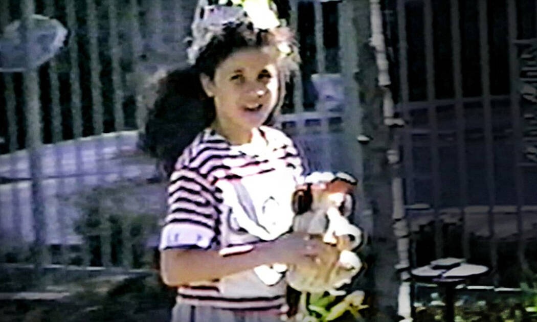 Όταν η 8χρονη Meghan Markle φορούσε στέμμα πριν γίνει διάσημη και πριγκίπισσα (vid)