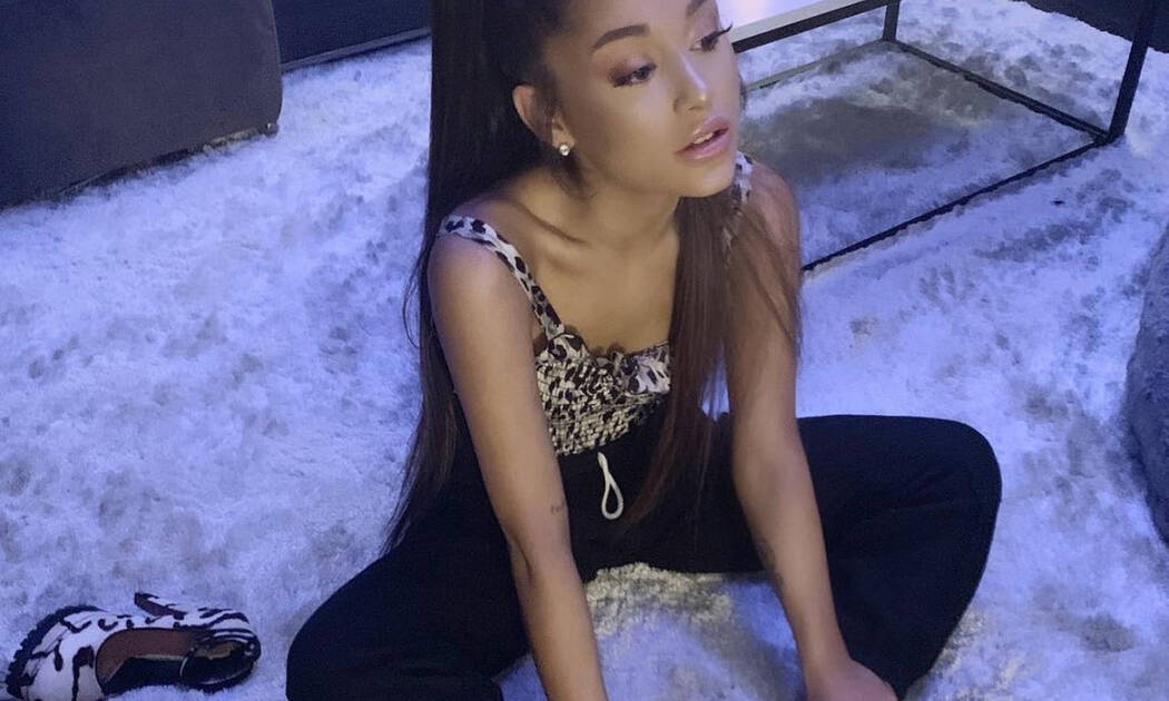 Η Ariana Grande ξαφνιάζει τους fans της με τον πιο γλυκό τρόπο κι εκείνοι βάζουν τα κλάματα