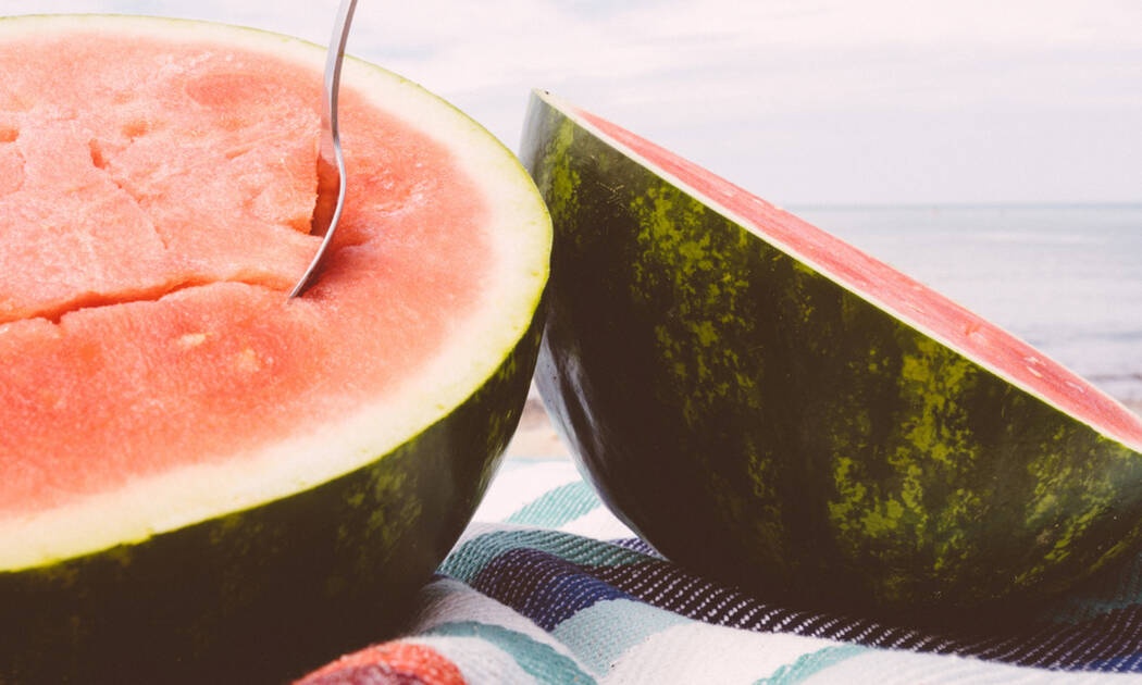 Φοβάσαι μην κοπείς με το μαχαίρι κόβοντας το καρπούζι; Κάνε αυτό το τρικ