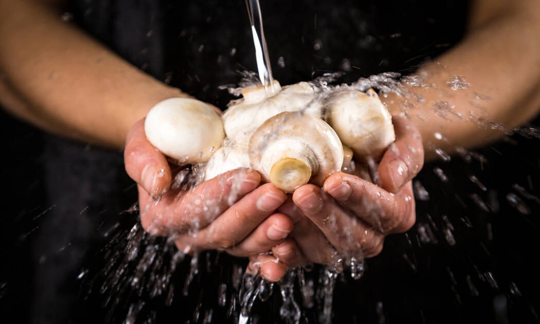 Τα τρόφιμα που δεν πρέπει να πλένετε πριν το μαγείρεμα (video)