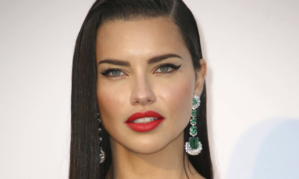 Adriana Lima: Δες τη με μπουρνούζι λίγο πριν τα 40 και δε θα το πιστεύεις