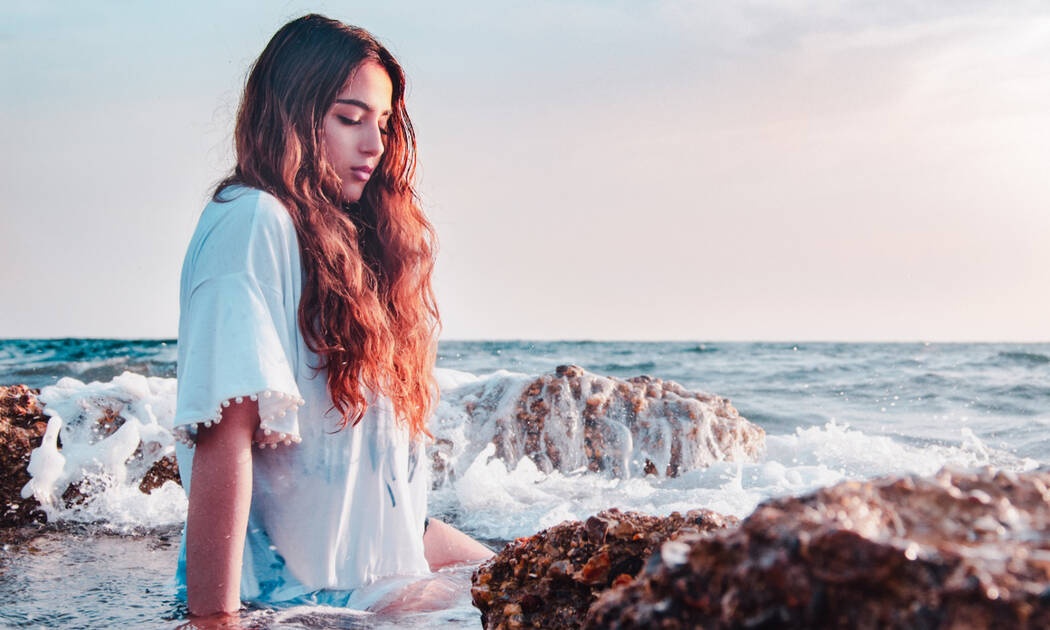 HOW TO: Πώς θα κάνεις φυσικές μπούκλες παραλίας με το ισιωτικό