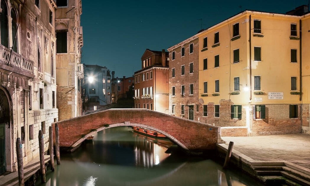 Εκπληκτικές φωτογραφίες απεικονίζουν τη Βενετία το βράδυ