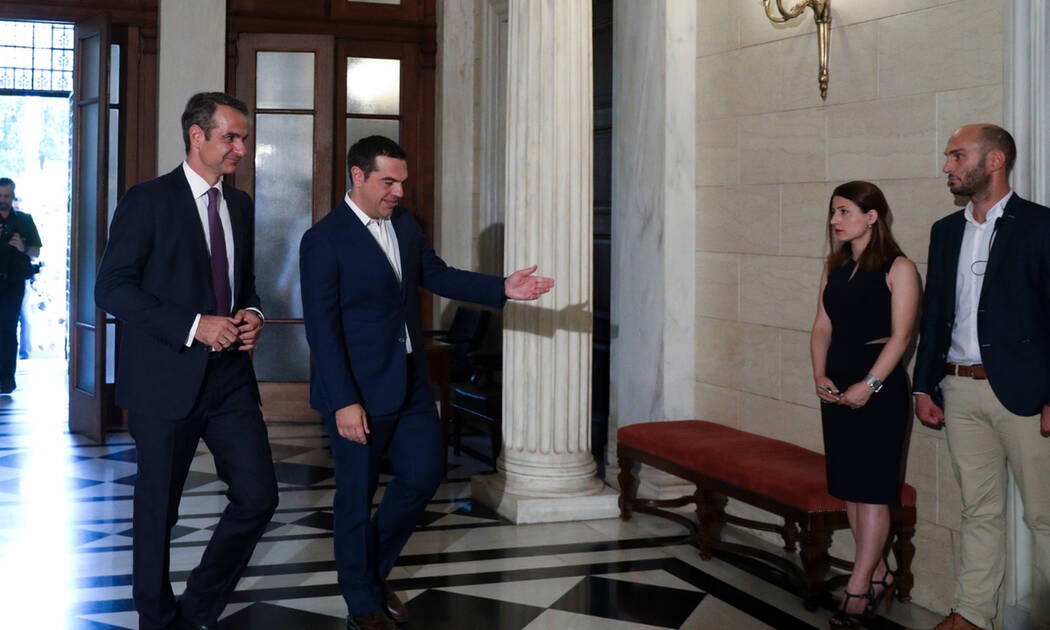 Ο Μητσοτάκης παρέλαβε το Μέγαρο Μαξίμου από τον Τσίπρα