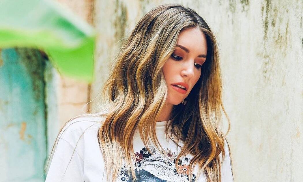 Αθηνά Οικονομάκου: Παίζει με τον γιο της στα βοτσαλάκια (video)