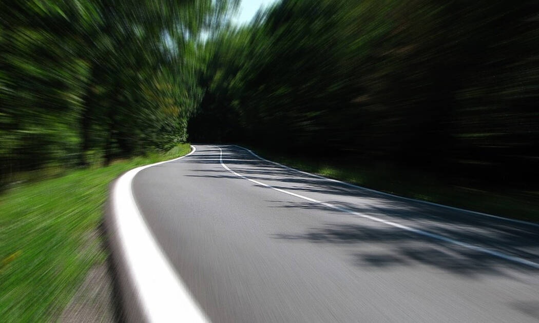 «Έβρεξε» λεφτά: Απίστευτες εικόνες στη μέση του δρόμου - Τι συνέβη (pics)