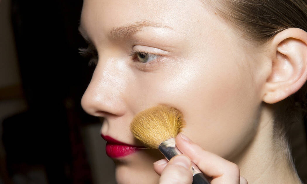 Πώς πρέπει να φορέσεις το ρουζ σου για να φαίνεσαι νεότερη