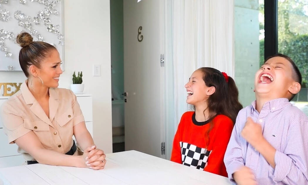 JLo: Τη στρίμωξαν τα δίδυμα και της έκαναν συνέντευξη - Ό,τι καλύτερο θα δείτε σήμερα (vid)